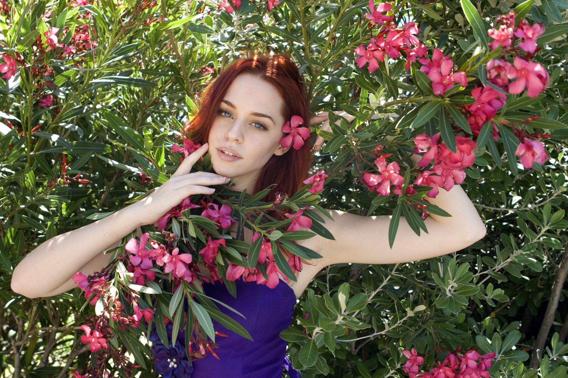 chica cara mirada mano pelo rojo flores vestido