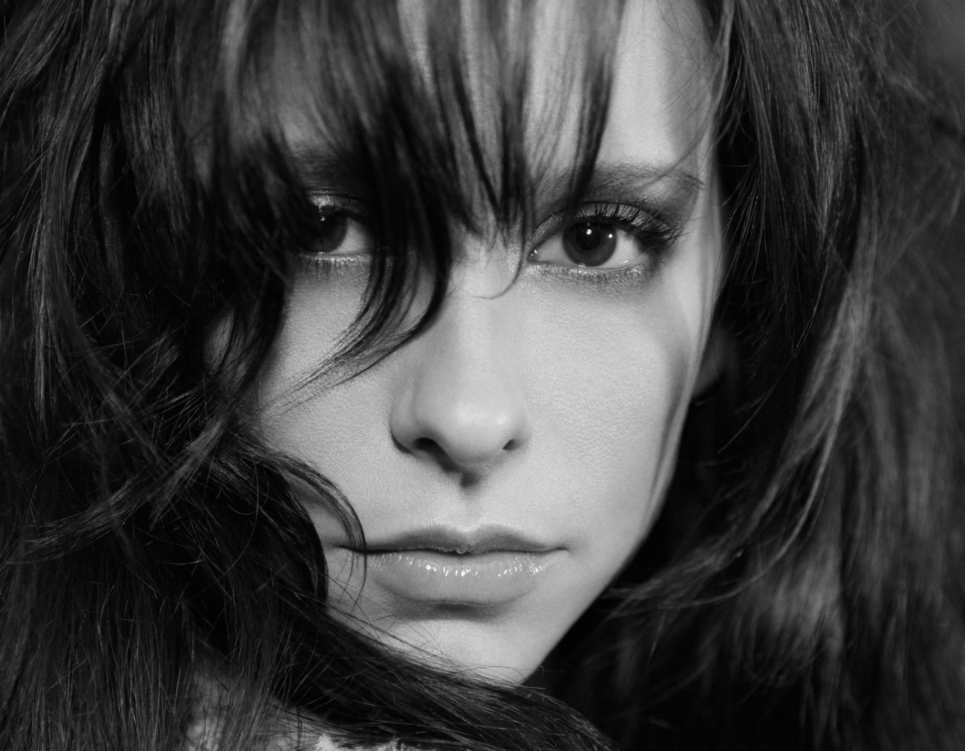 jennifer love hewitt fille actrice noir et blanc visage regard frange cheveux lèvres yeux beauté