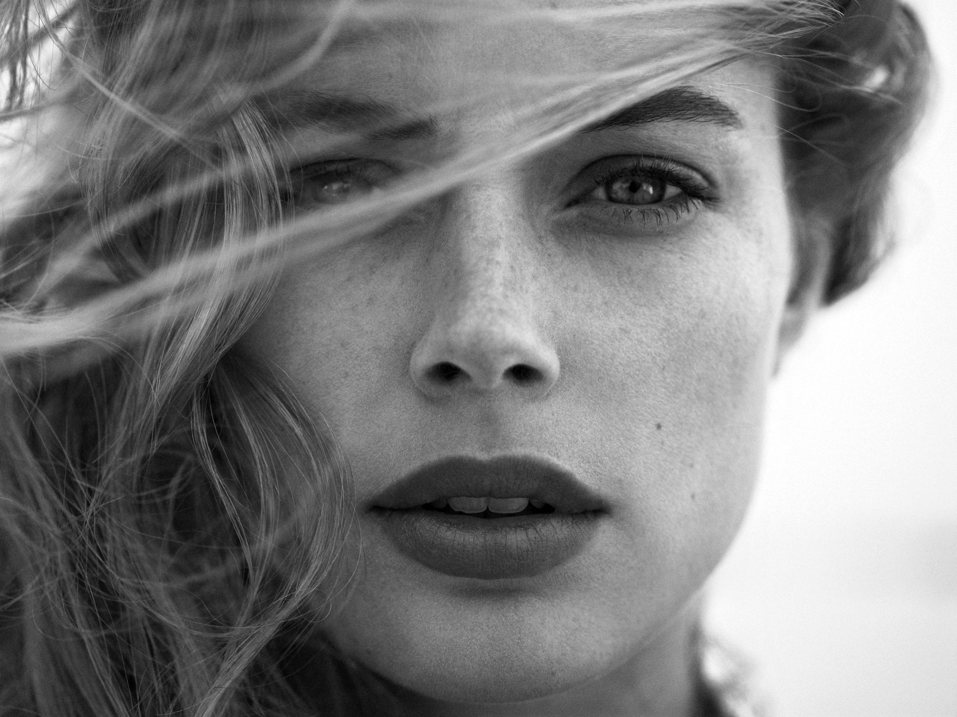 doutzen krez modèle fille victoria secret angel visage portrait cheveux regard lèvres noir et blanc