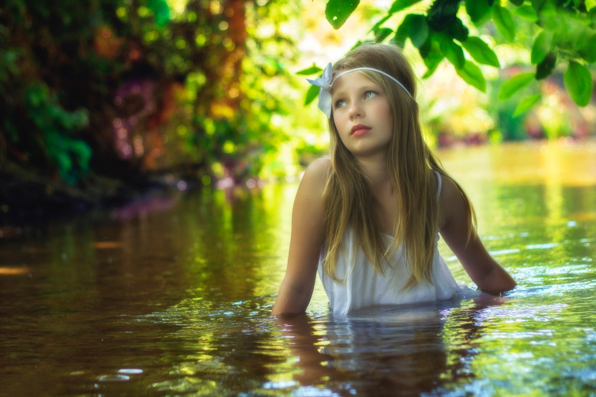 niña agua corriente arroyo