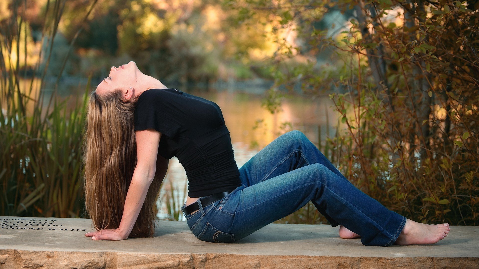 haar körper figur biegen t-shirt jeans natur see