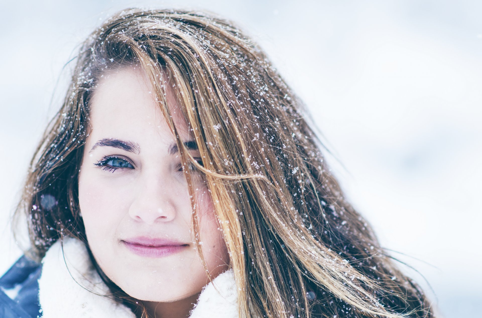 chica ver sonrisa nieve invierno mirada invierno