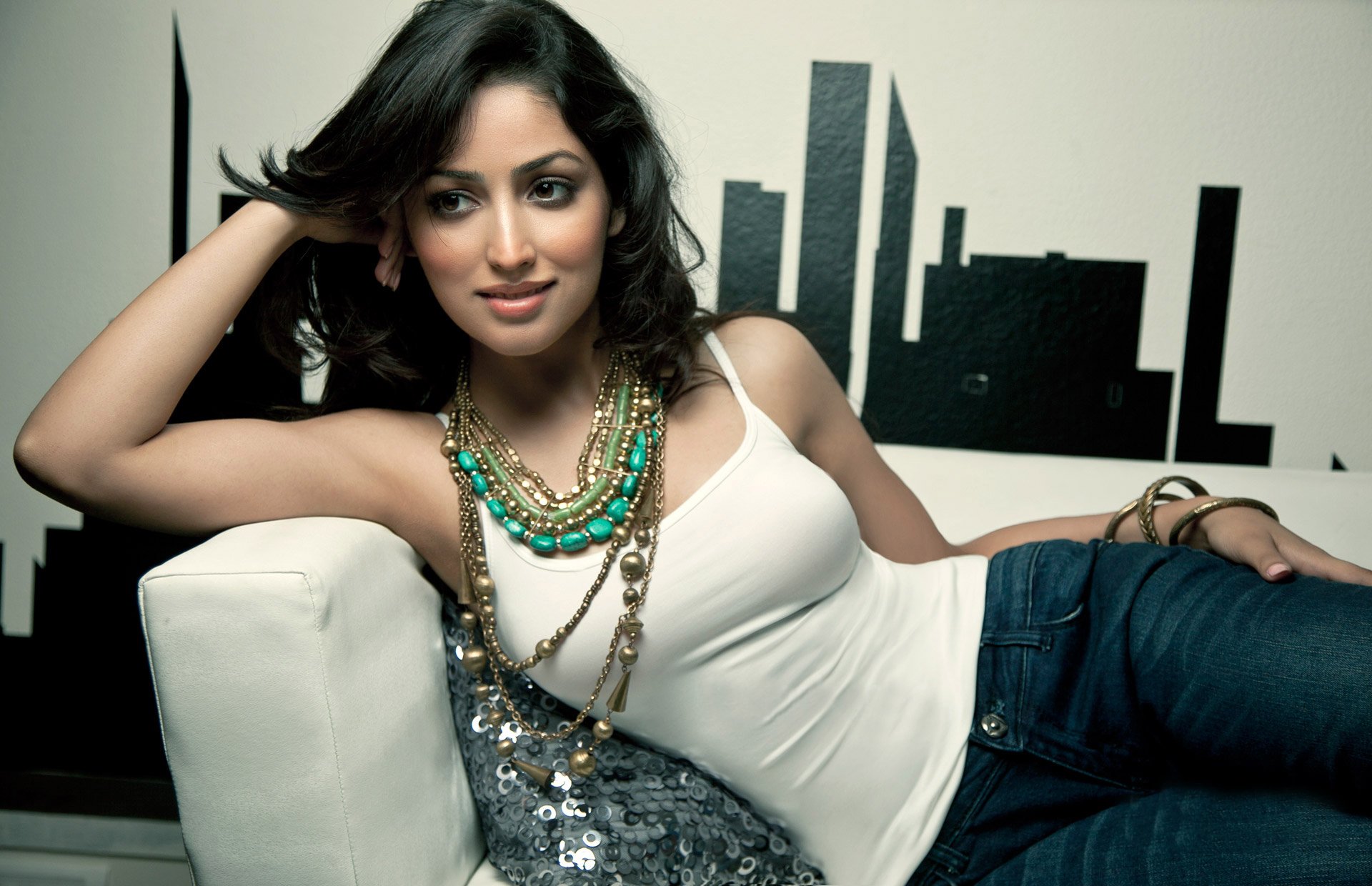 yami gautam bollywood berühmtheit schauspielerin modell mädchen brünette hübsch schönheit gesicht sexy präsentieren lächeln augen haare lippen figur indisch schönheit