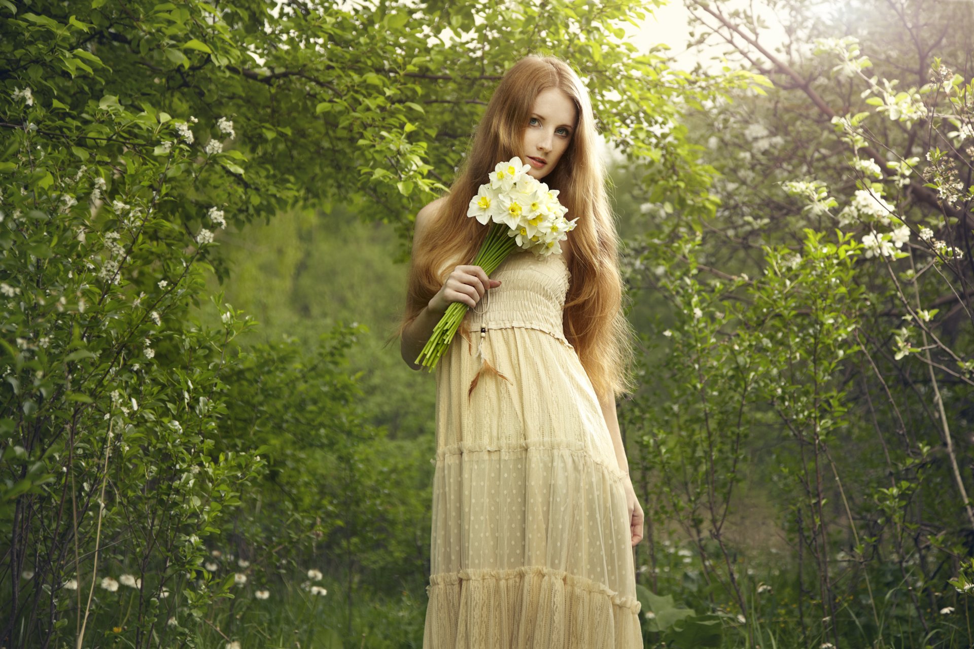 mädchen rothaarige kleid blumenstrauß blick natur