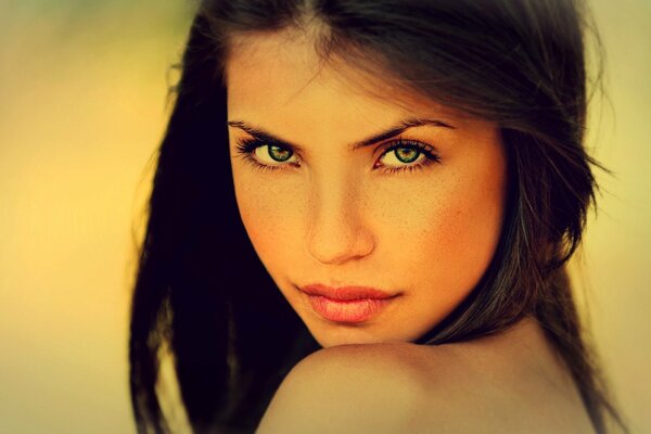 Un regard expressif sur la photo d une fille brune