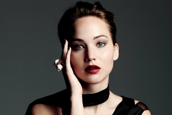 Jennifer Lawrence con un anillo