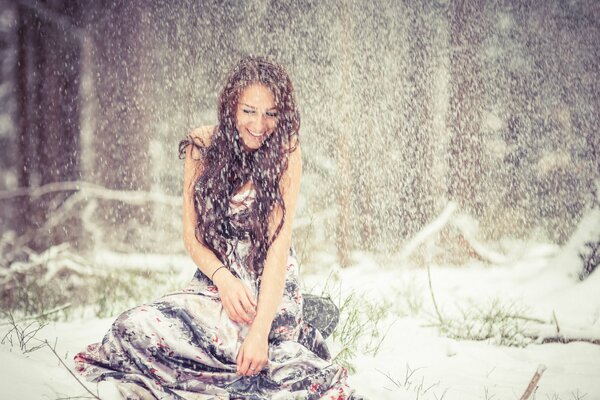 Belle fille dans la neige en hiver