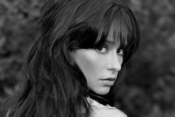 Jennifer Love Hewitt en una foto en blanco y negro