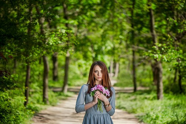 Одинокая Надя грустит в парке