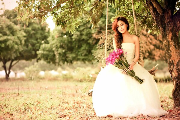 Ragazza in abito da sposa con fiori