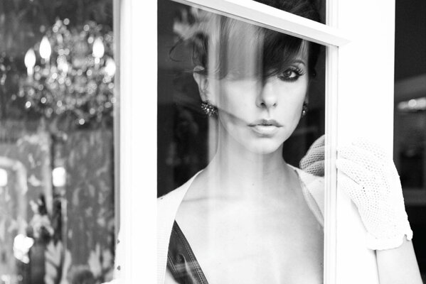 Czarno-białe zdjęcie z aktorką Jennifer Love Hewitt
