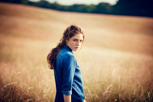 A girl singing folk in the field