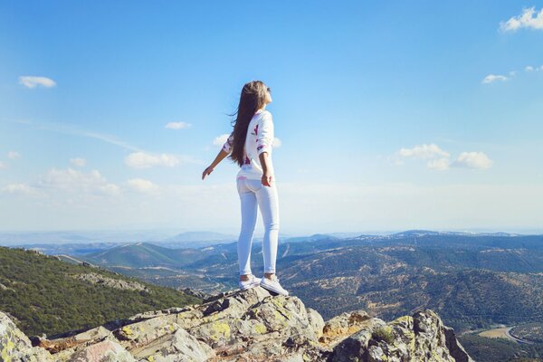 Ragazza in montagna gode della natura