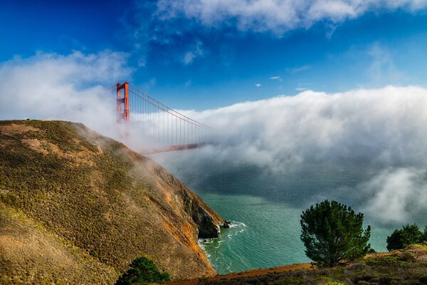 La nebbia incombe sul Golden Gate Bridge in California