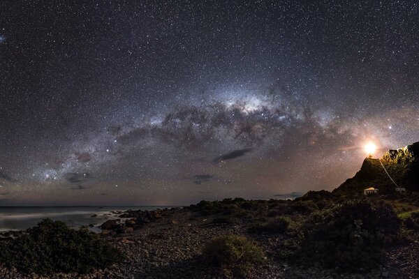 Dans le ciel cosmique nocturne des étoiles