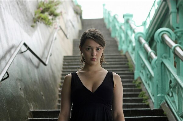 Ein Bild aus dem Film imogen mit einem Mädchen auf der Treppe