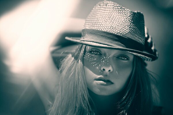 Portrait de sous le chapeau de bokeh