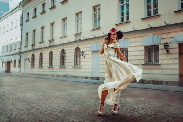 Una chica con un vestido ligero con un sombrero. Belleza rusa. Ideas de sesión de fotos