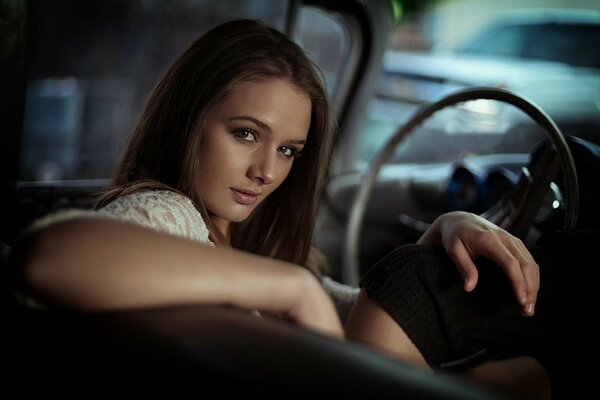 Retrato de la hermosa chica Natasha al volante de un coche