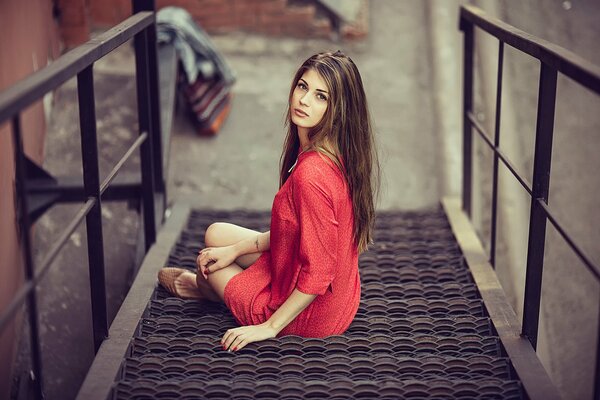 Chica de pelo largo en vestido rojo