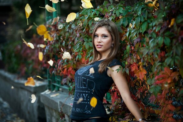 Hermosa chica en el fondo del paisaje de otoño