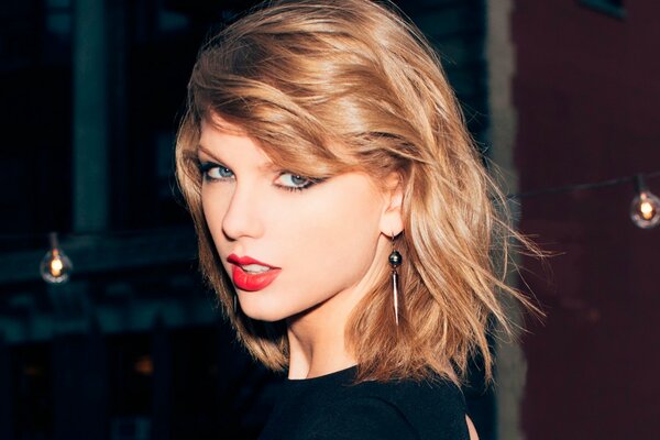 Ritratto di Taylor Swift con rossetto rosso in aprile 2014