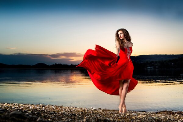 Niesamowita dziewczyna w czerwonej sukience