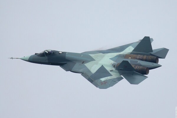 Russisches Mehrzweckflugzeug am Himmel