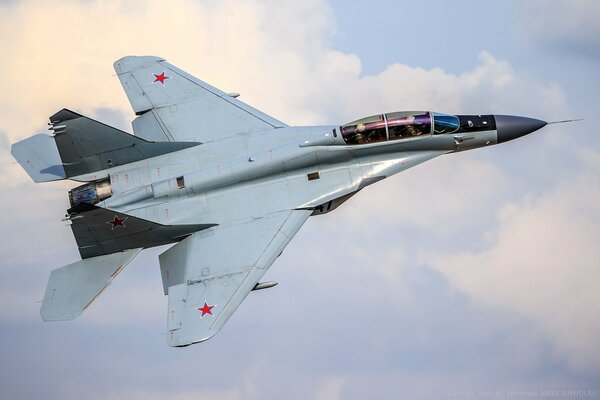 MiG-25 russo su nuvole bianche come la neve