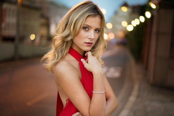 Portrait de Marina en robe rouge