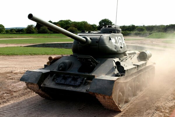 Tanque medio T-34-85 en el tankodrome
