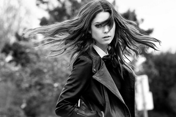 Photo en noir et blanc d une fille dans une veste avec les cheveux lâches