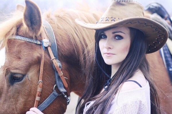 Morena con sombrero de caballo