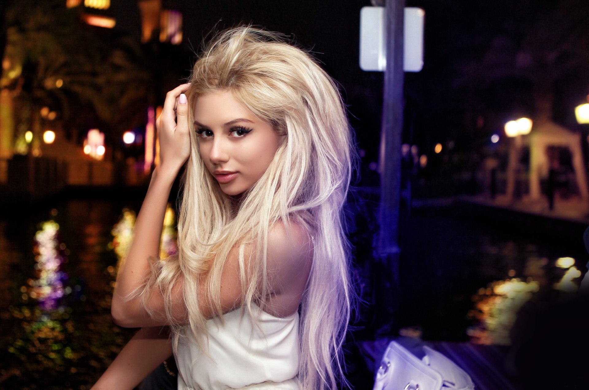 ekaterina fetisova fille blonde cheveux ville de nuit lanternes eau