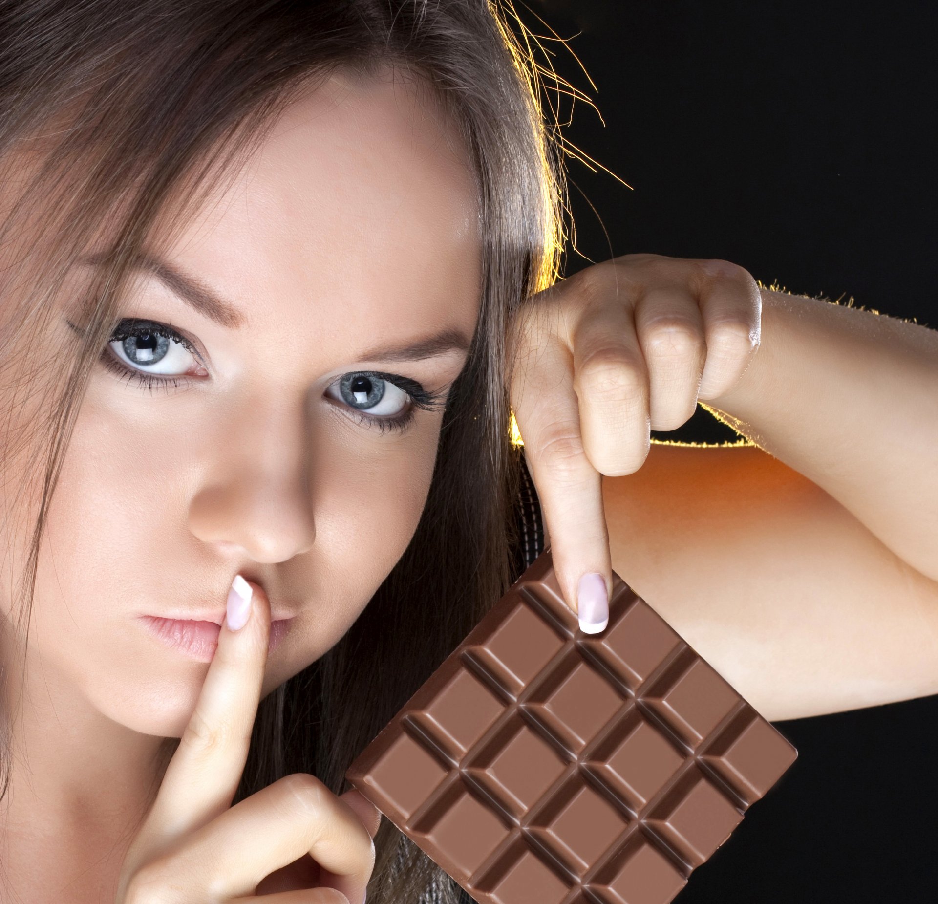 humeur chocolat belle fille geste pas dire à personne encore un tranche et la bonne humeur ne nous quittera plus