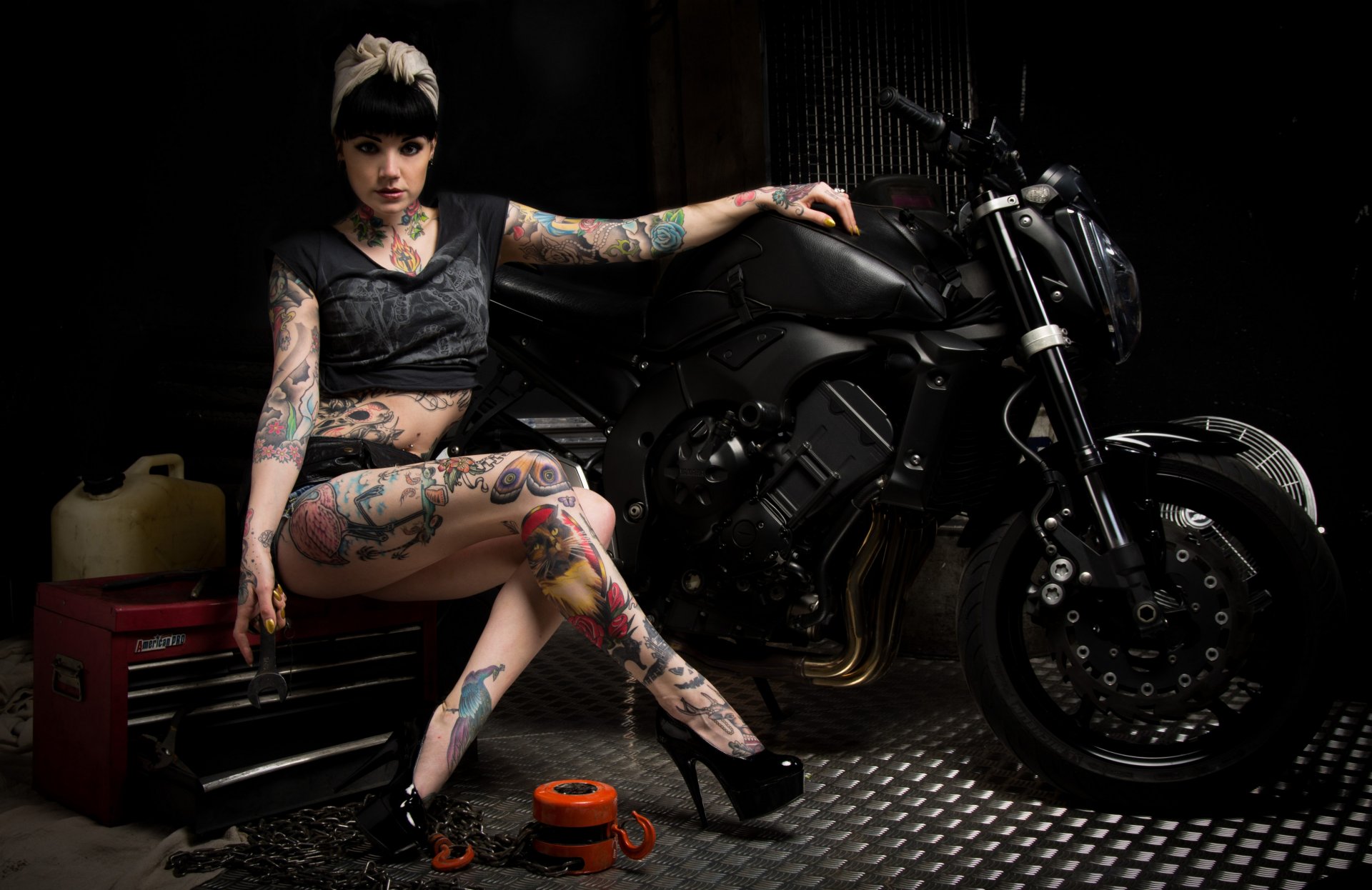 tatuaje mujer motocicleta herramientas