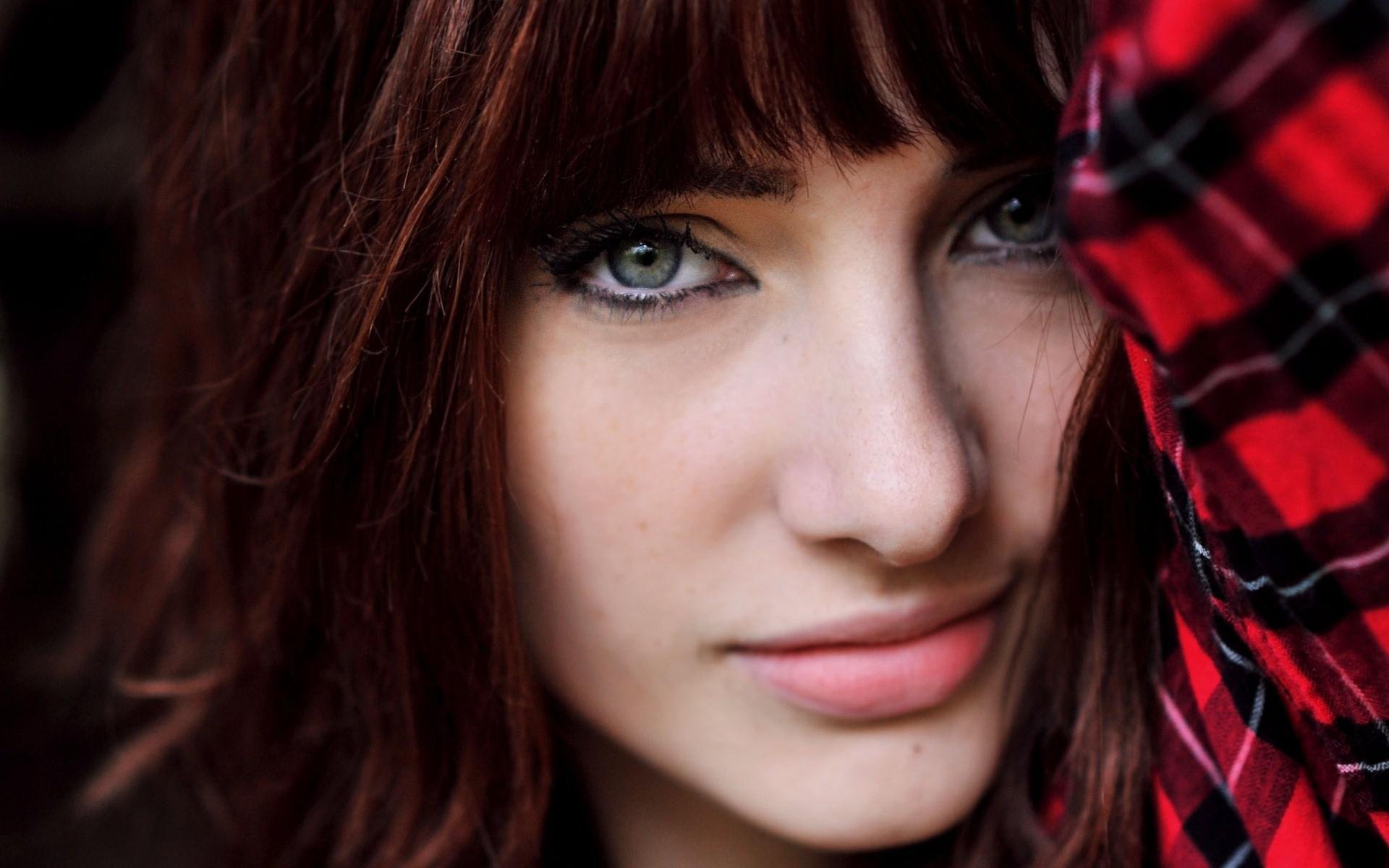 susan coffey dolce ragazza rossa faccia sguardo camicia