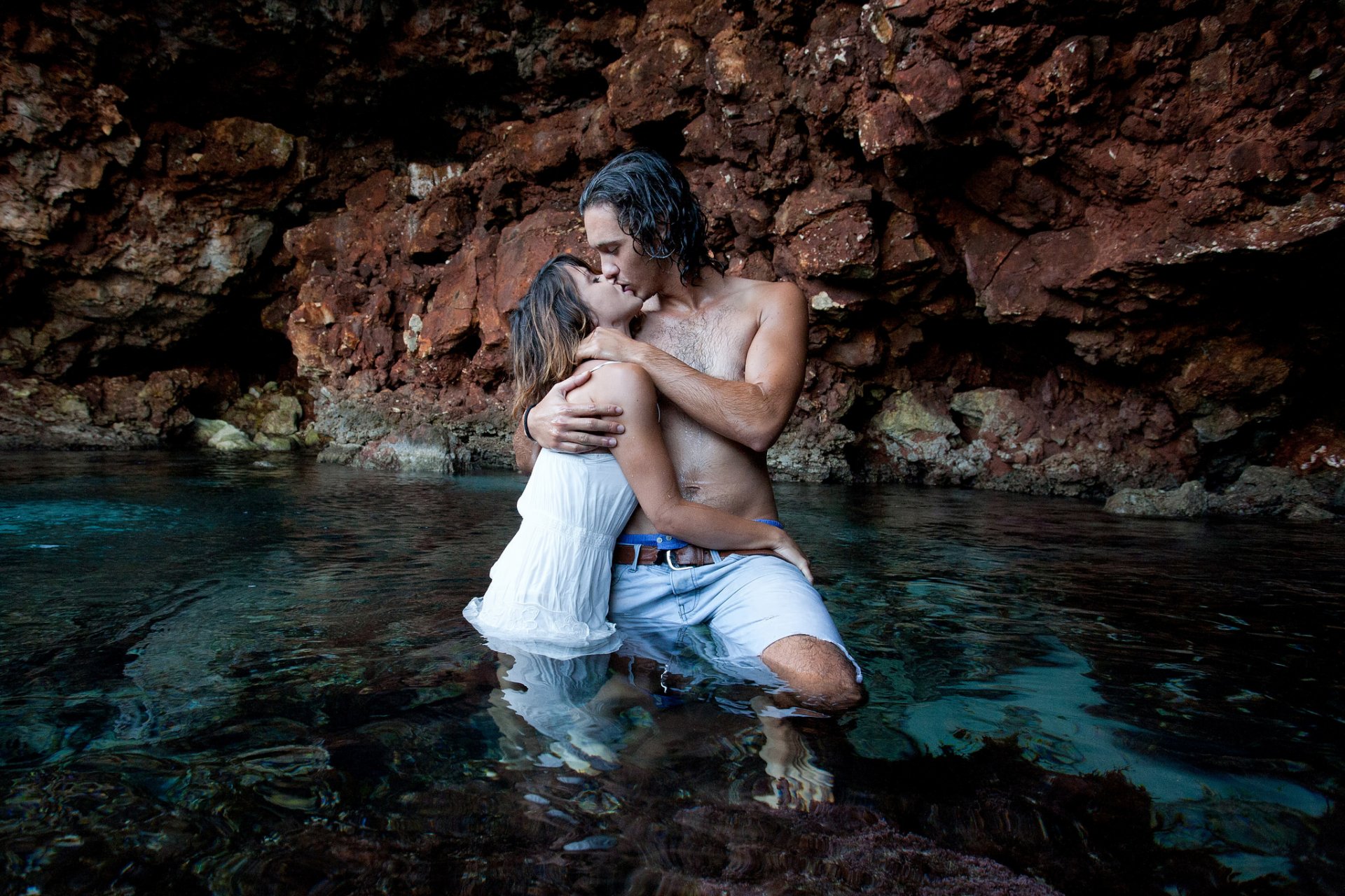 garçon fille dans l eau baiser amour