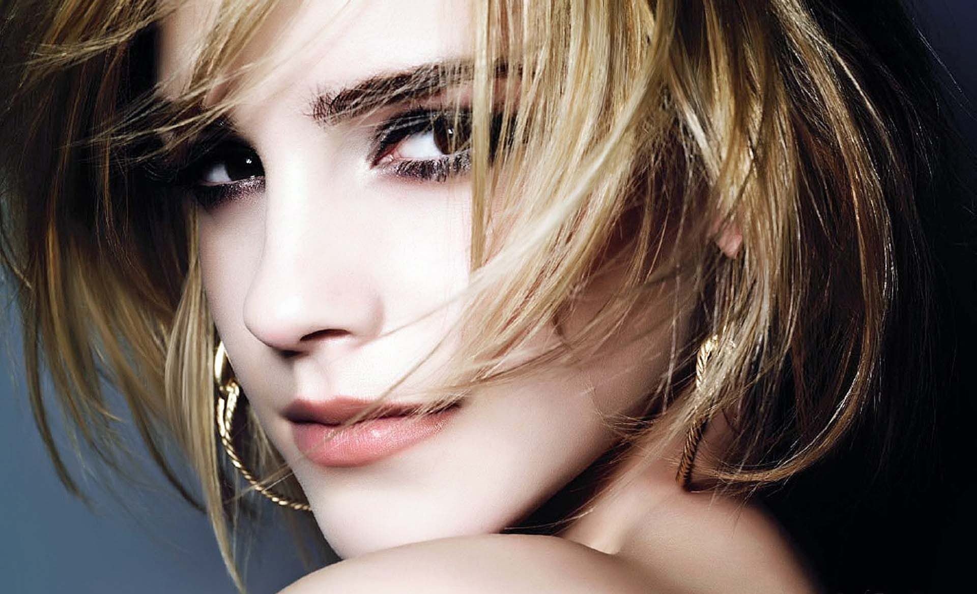 emma watson viso capelli orecchini trucco look