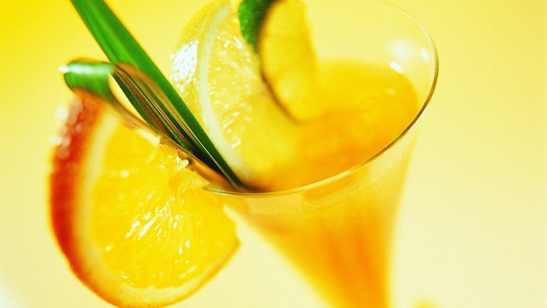 coctel macro giallo lime arancia spicchi limone