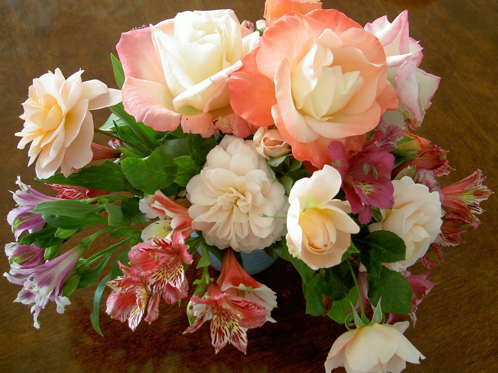 alstromeria alstromeria rosas ramo flor flores