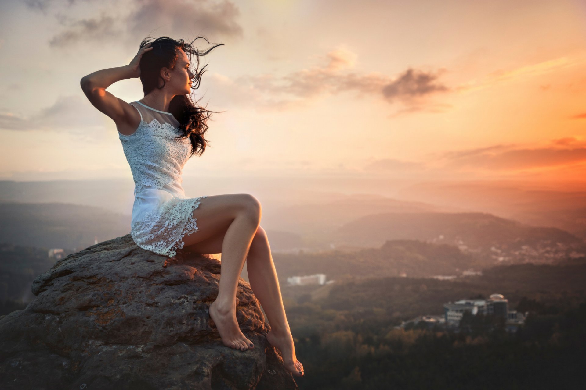 admirando la puesta de sol vista paisaje distancia chica ciudad viento altura belleza