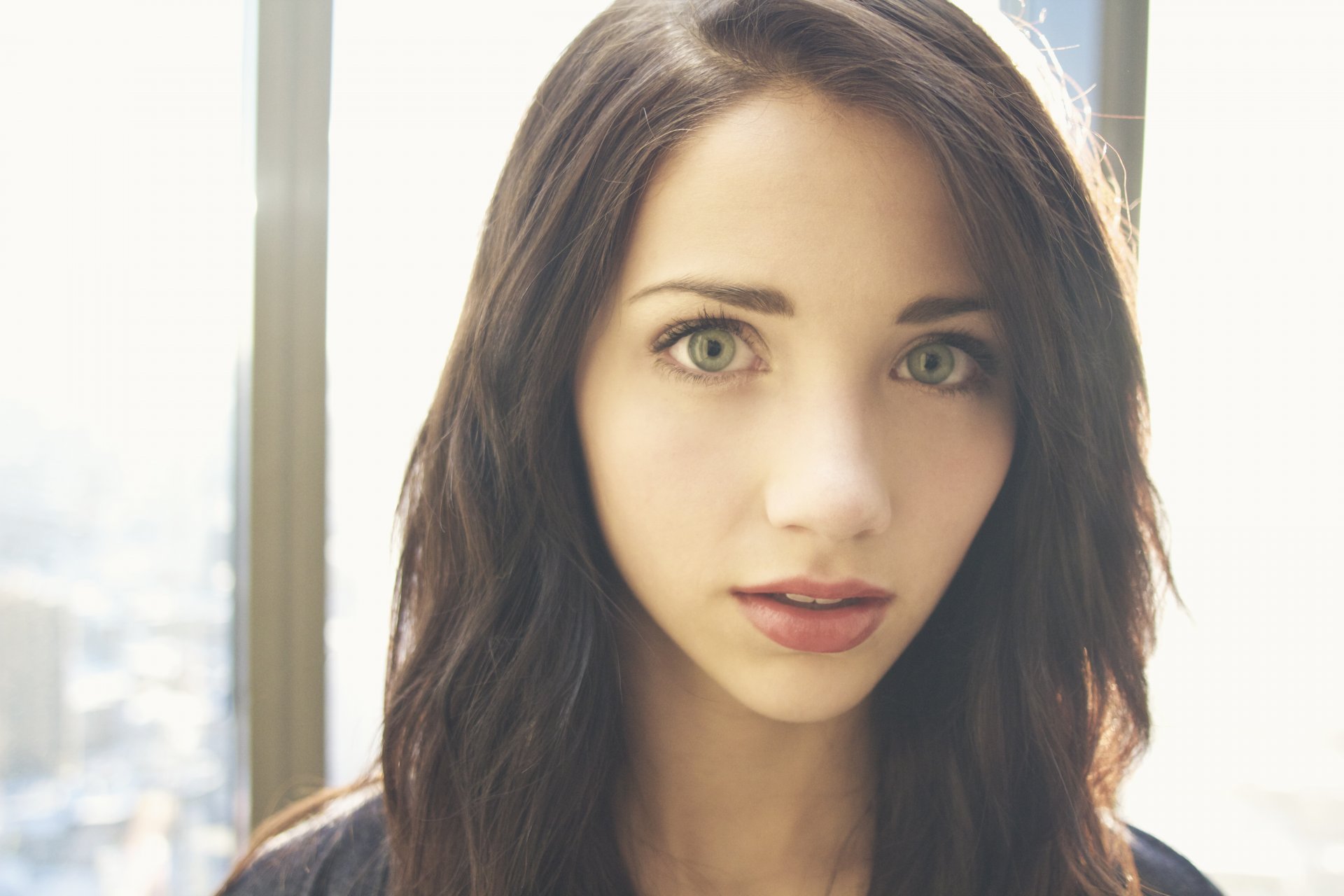 emily rudd brunette fille modèle visage