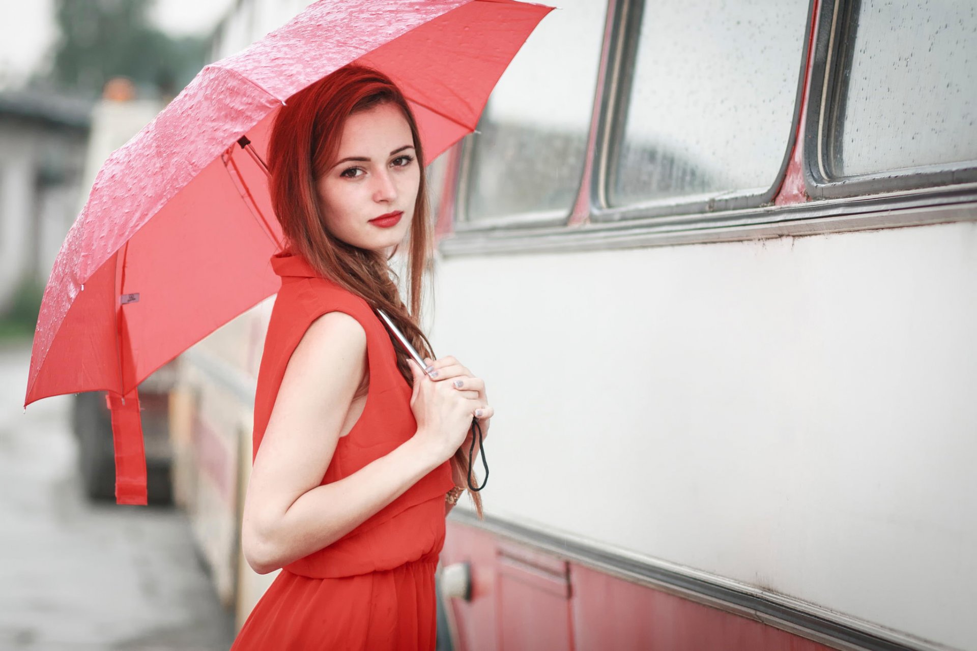 bus fille pluie parapluie ☂