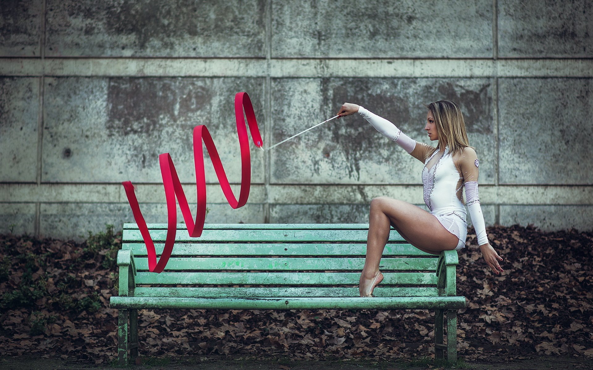 gimnasia rítmica chica pose cinta banco