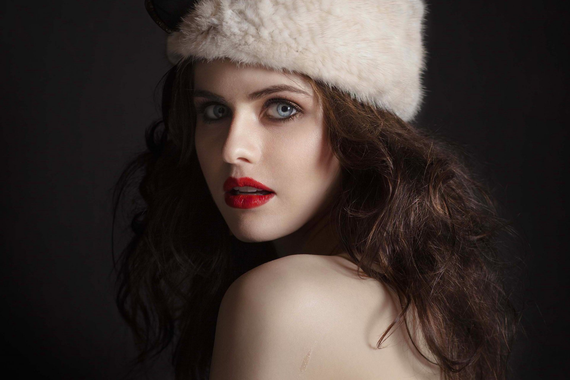 daddario alexandra daddario actrice fille brunette aux yeux bleus rouge à lèvres rouge chapeau