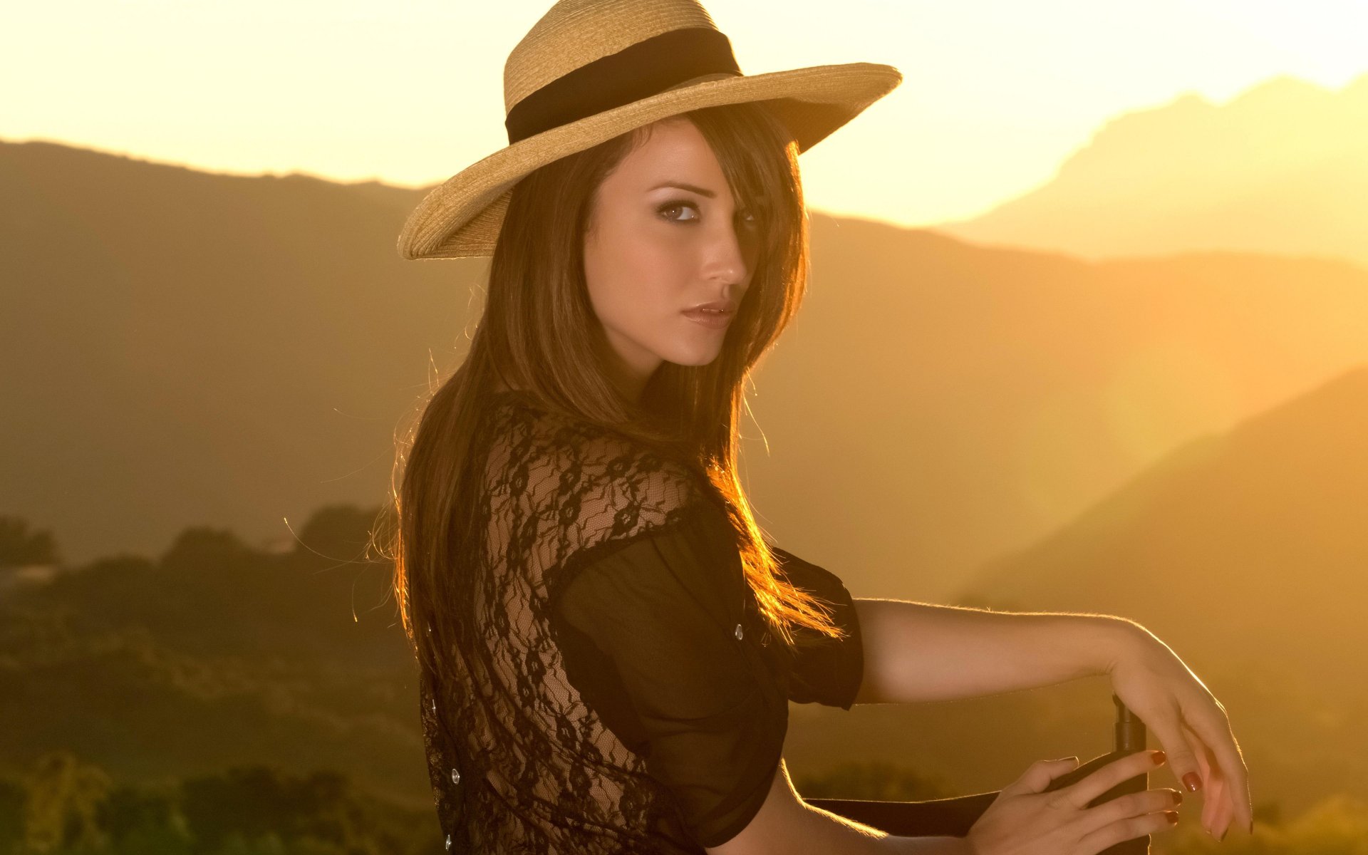 malena morgan.modèle fille vue chapeau