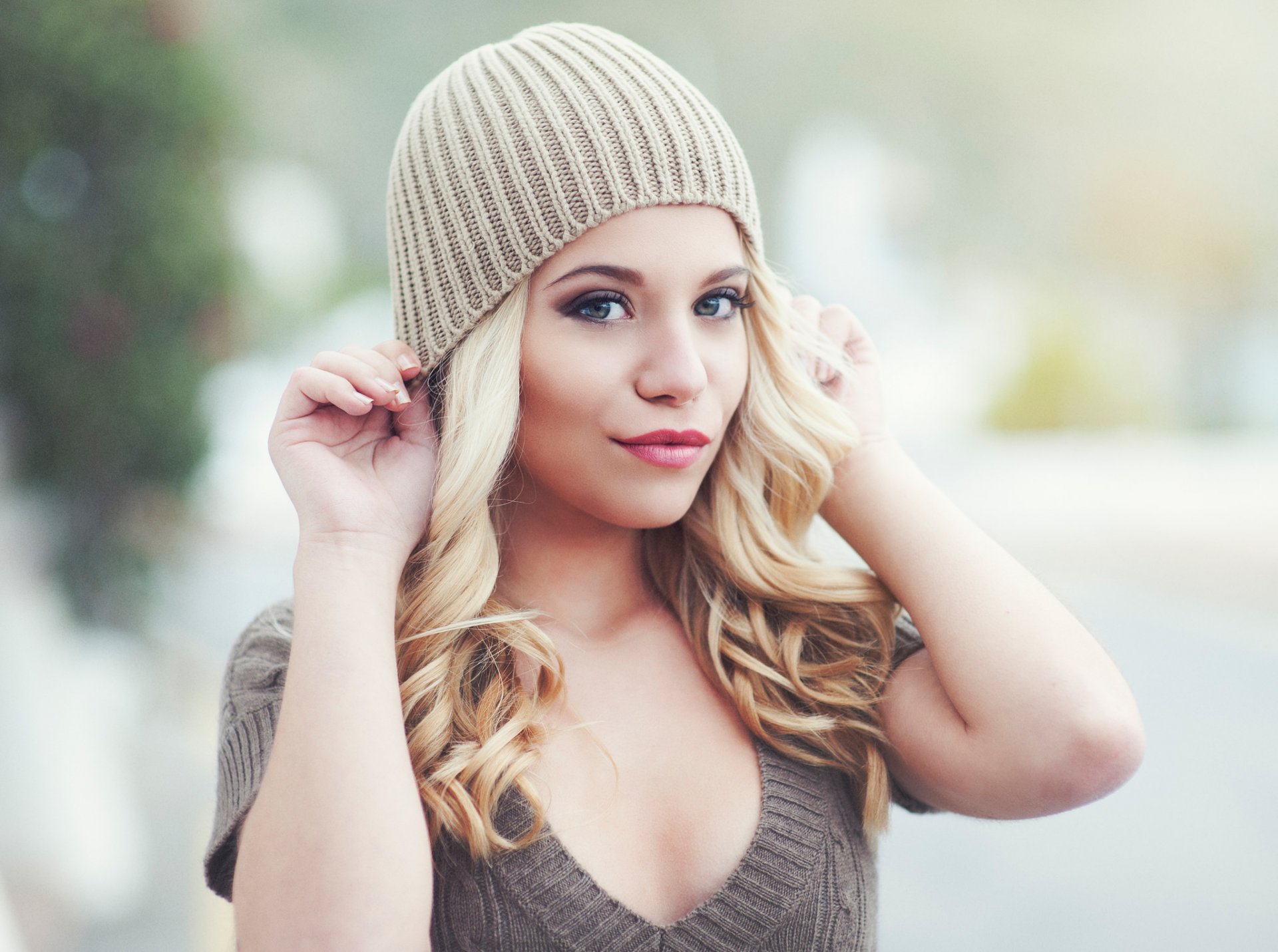 andra onofrei hat portrait