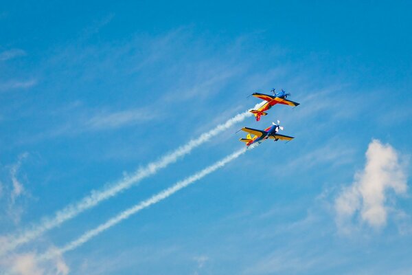 Beaux avions sur fond de ciel bleu