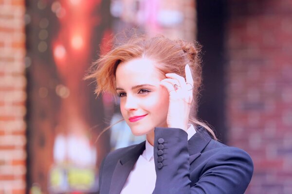 Porträt von Emma Watson mit gesammelten Haaren